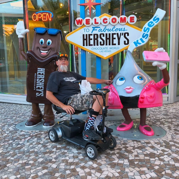 Customer using Scooter de mobilité ultra-léger